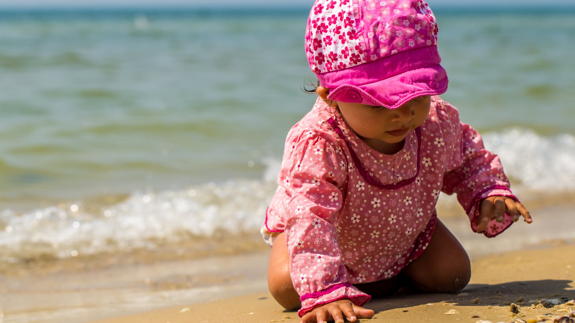 Los bebés menores de seis meses no deben recibir sol directo en ningún momento del día (Freepik)