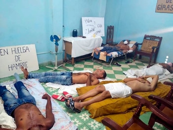 Cubanos acostados sobre colchones y