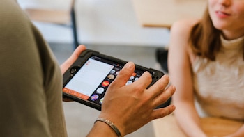 La preferencia por el trato humano en los restaurantes demanda tecnología que aporte valor real sin eliminar personal