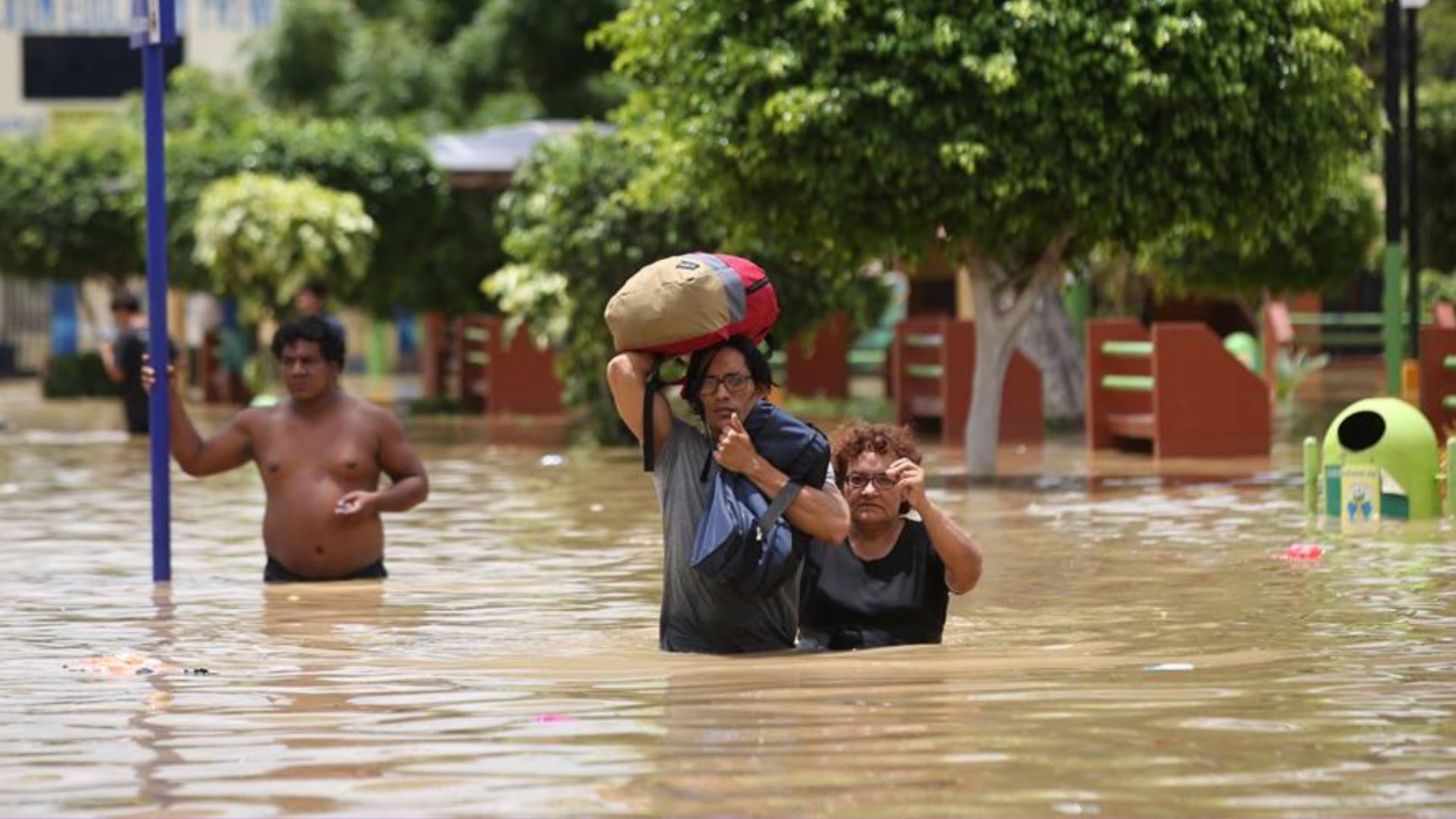 Declaran en estado de emergencia a más de 18 regiones del Perú por presencia del Fenómeno de El Niño.