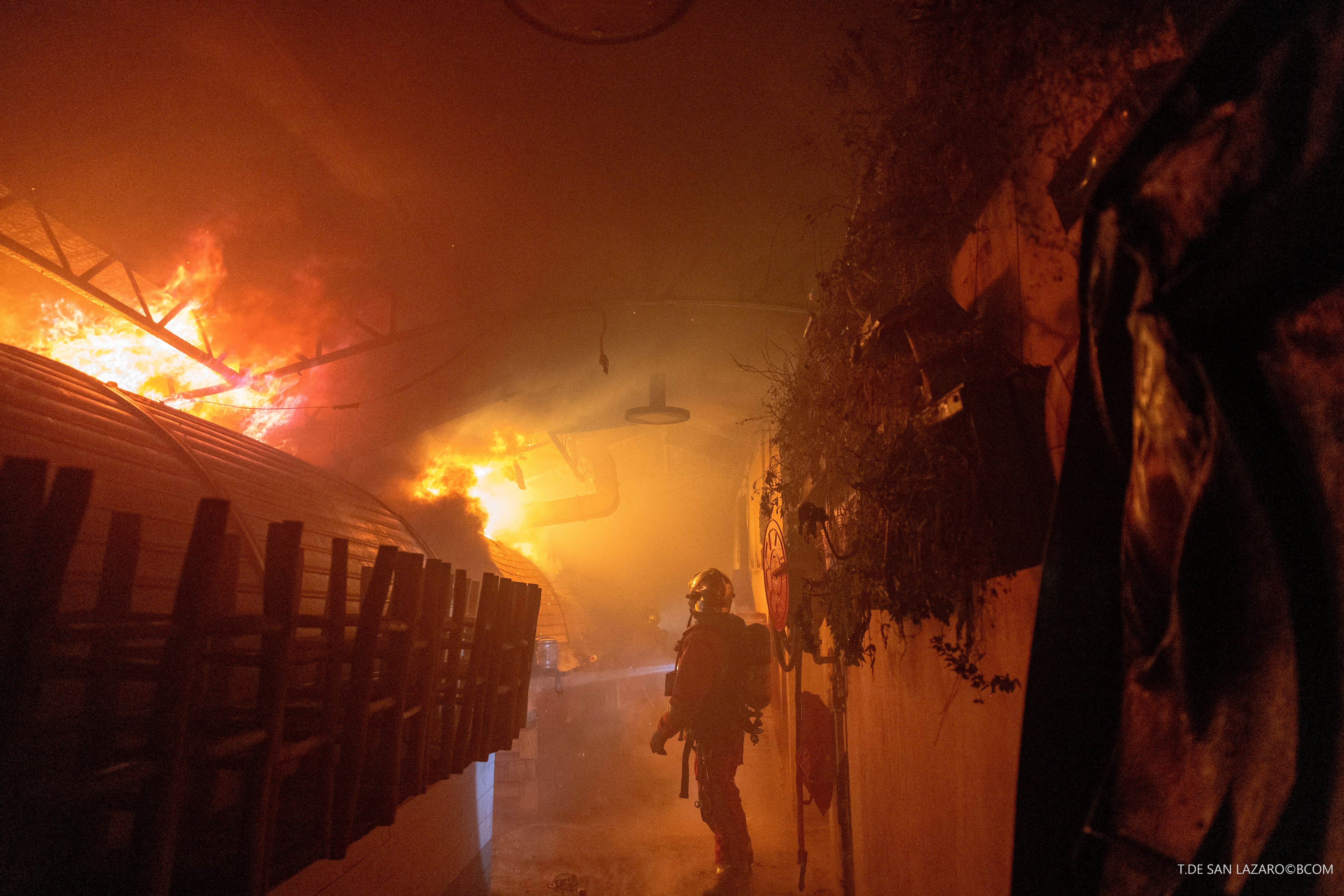 Incendio del mercado de Enfants Rouges, en Paris, este 12 de octubre de 2026. (AFP PHOTO/T. DE SAN LAZARO)
