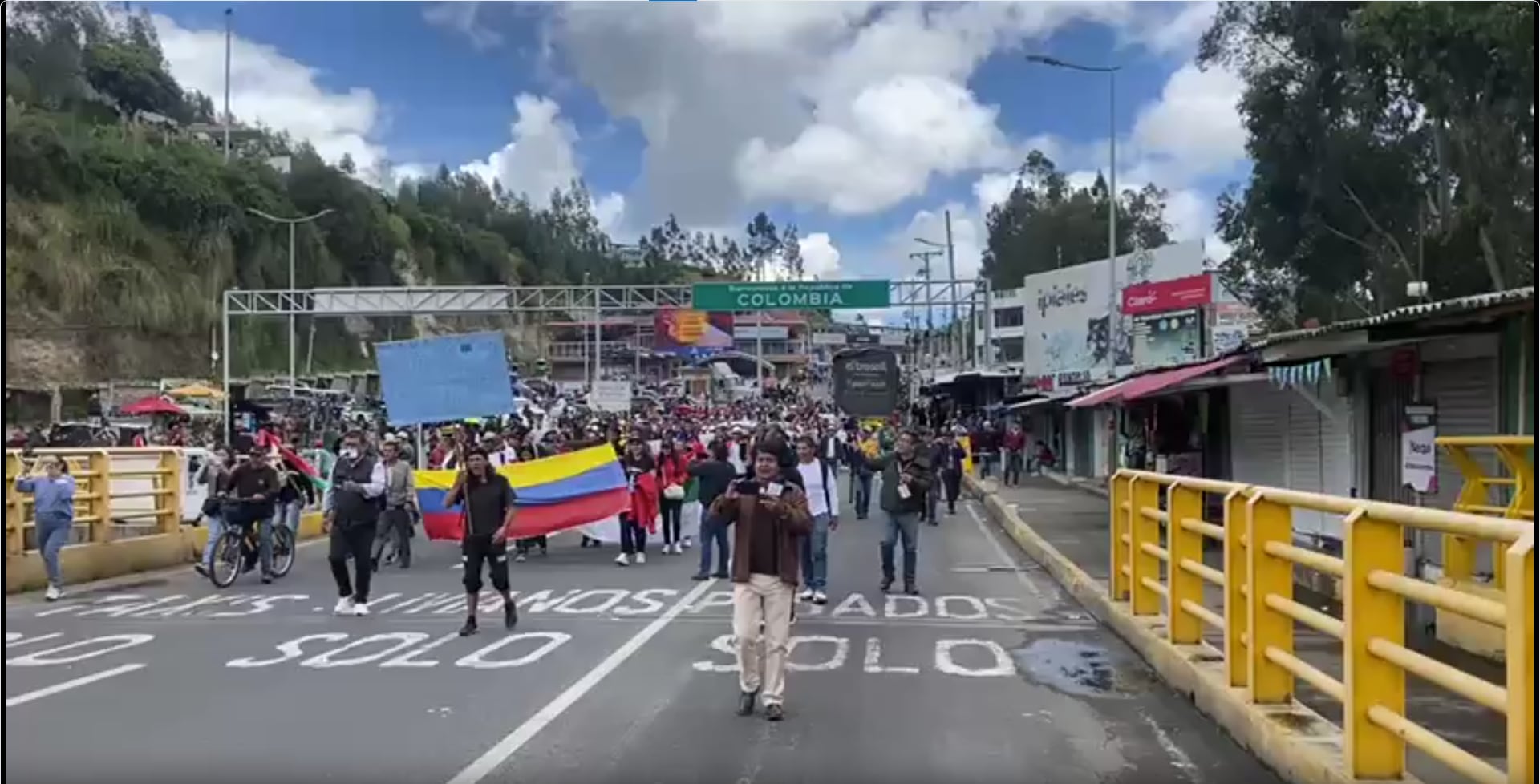 Transportistas y comerciantes bloquean el puente de Rumichaca, principal paso fronterizo entre Colombia y Ecuador, en protesta contra los aranceles que afectan el comercio binacional - crédito red social X