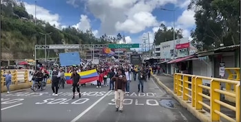 Transportistas y comerciantes bloquean el