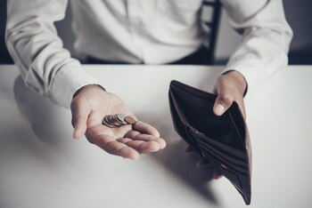 Hombre sacando monedas de su