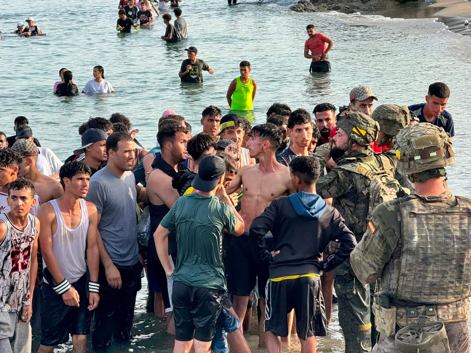 Miles de personas siguen regresando a Marruecos, mientras que ya solo pequeños grupos tratan de entrar a Ceuta a nado