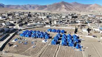 Una vista captada por un dron muestra tiendas de campaña improvisadas para los residentes afectados por el sismo tras el terremoto que sacudió el condado de Dingri, en Shigatse, región autónoma del Tíbet, China, el 8 de enero de 2025. China Daily vía REUTERS