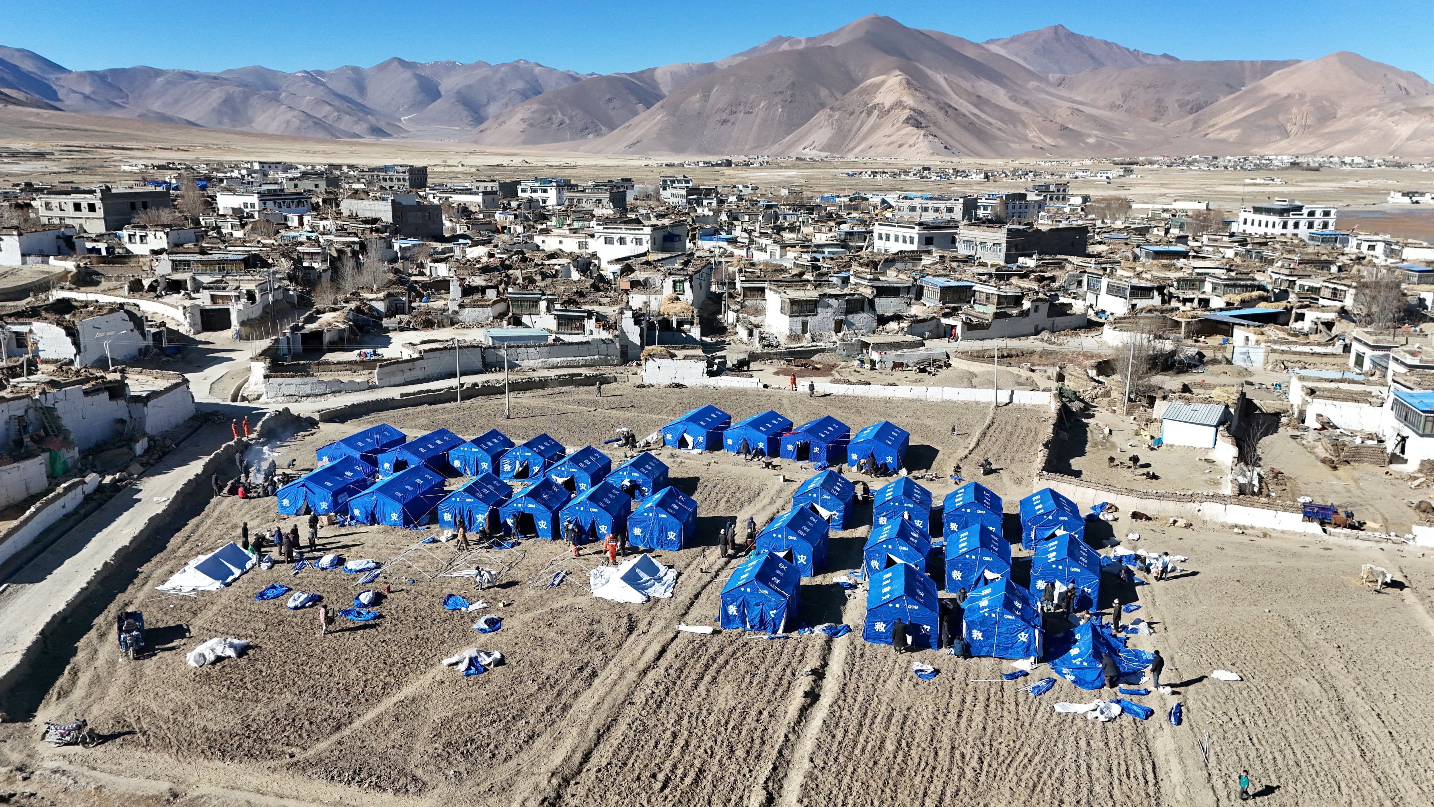Una vista captada por un dron muestra tiendas de campaña improvisadas para los residentes afectados por el sismo tras el terremoto que sacudió el condado de Dingri, en Shigatse, región autónoma del Tíbet, China, el 8 de enero de 2025. China Daily vía REUTERS