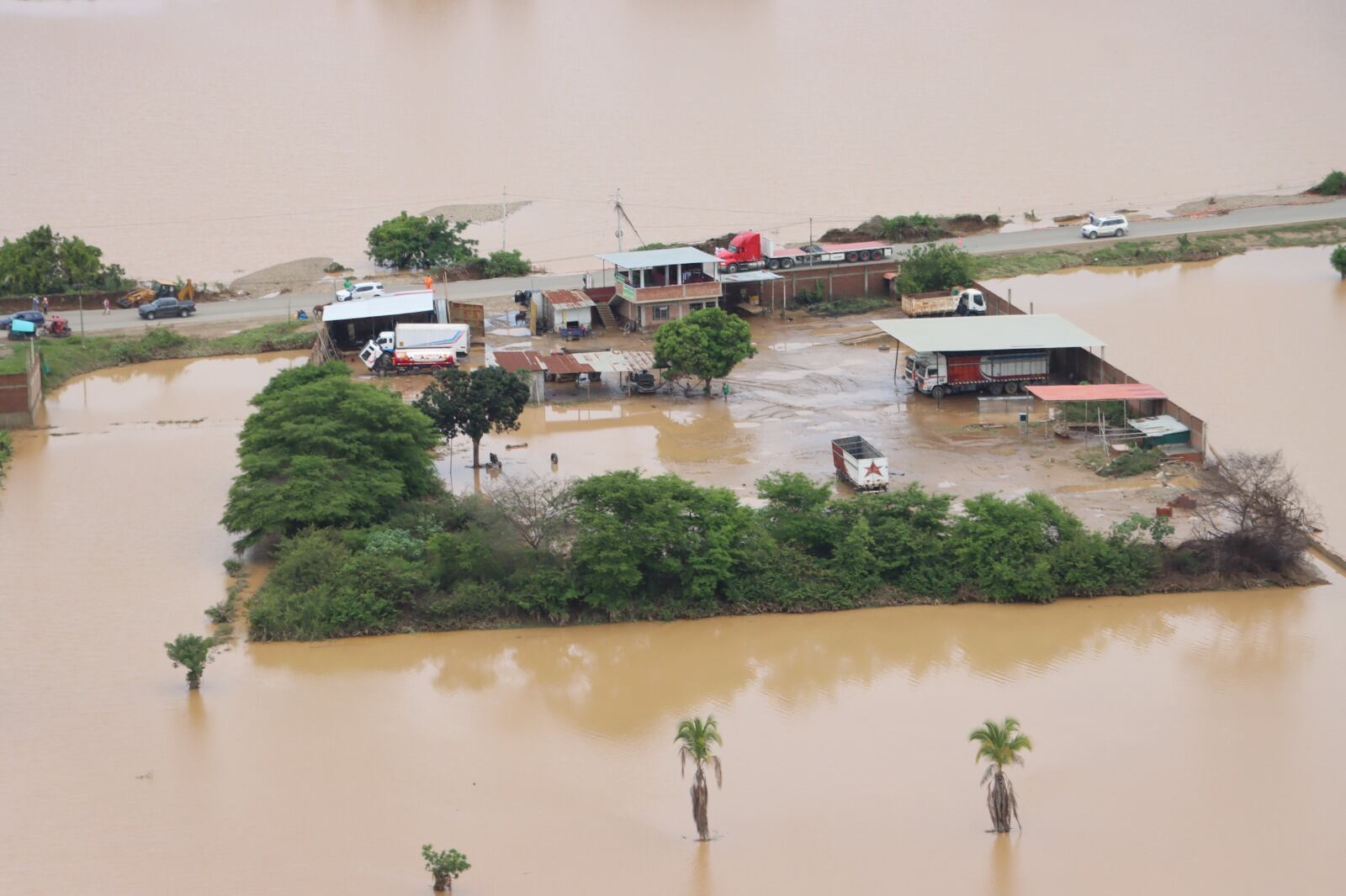 Viviendas completamente anegadas. Residentes de comunidades como Tacural, donde nunca antes el agua había llegado a estos niveles, intentan salvar sus pertenencias en medio del desastre. - Crédito: Milagros Rodríguez Pereyra