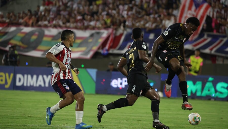 Junior FC necesita puntos para salir de la zona baja de la tabla, mientras Independiente Santa Fe busca acercarse a los puestos altos del Clausura-crédito Jairo Cassiani/Colprensa
