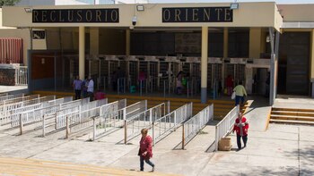 Un custodio que labora en