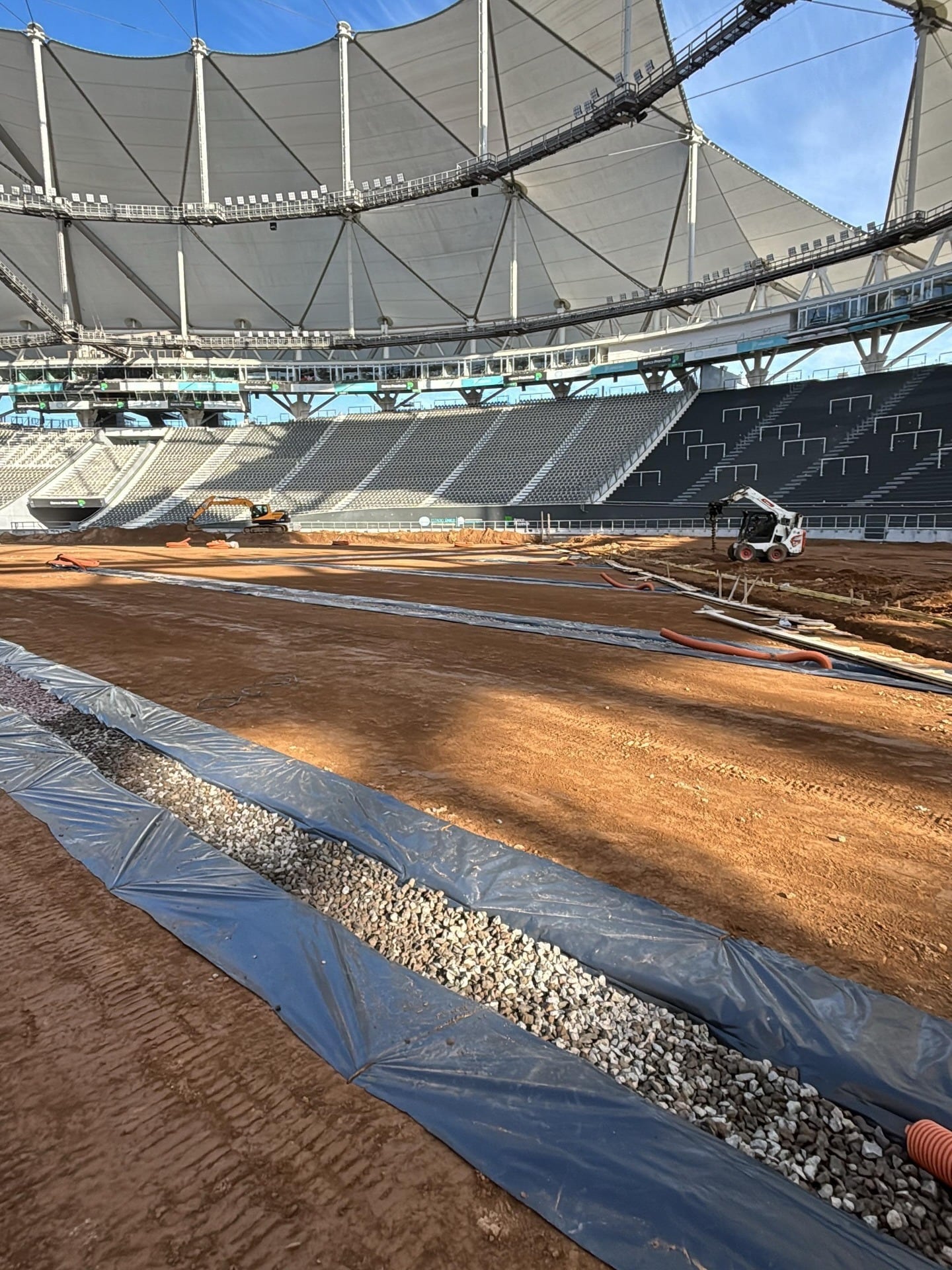Las obras de remodelación en el Estadio Diego Armando Maradona de La Plata muestran un progreso significativo en el terreno de juego y las estructuras aledañas.