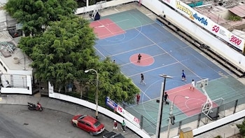 La ONPE reubicó mesas en parques, cocheras, losas deportivas y complejos deportivos. Defensoría del Pueblo