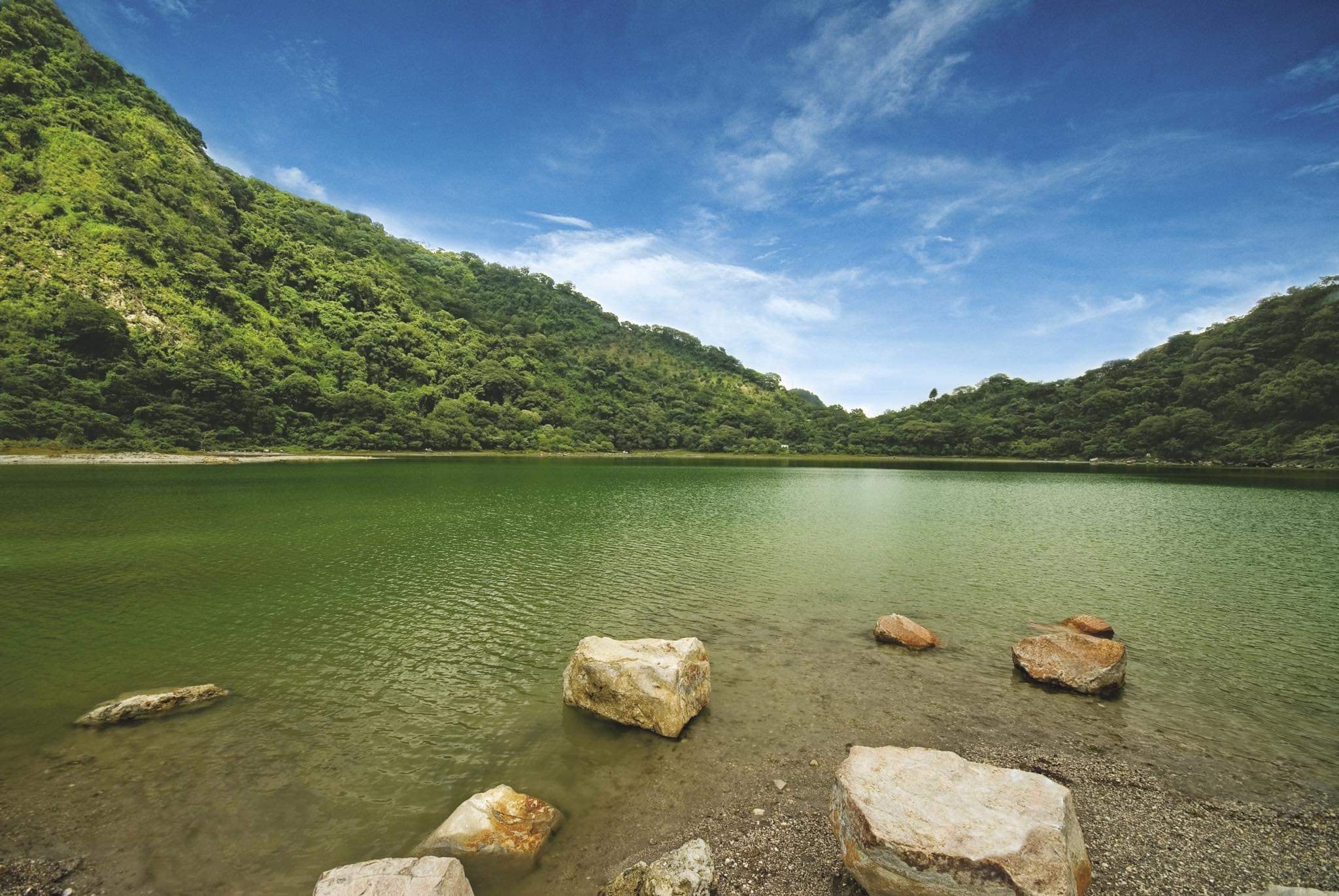 La vista panorámica muestra un tranquilo lago de aguas verdes de la laguna de Alegría en el oriente del país.