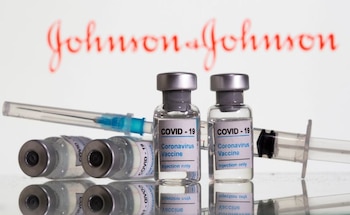 Viales etiquetados como "Vacuna contra el Coronavirus COVID-19" y una jeringuilla se ven delante del logo de Johnson&Johnson. REUTERS/Dado Ruvic