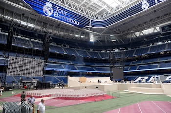 Preparativos en el Santiago Bernabéu para acoger al papa. (EFE/Victor Lerena)