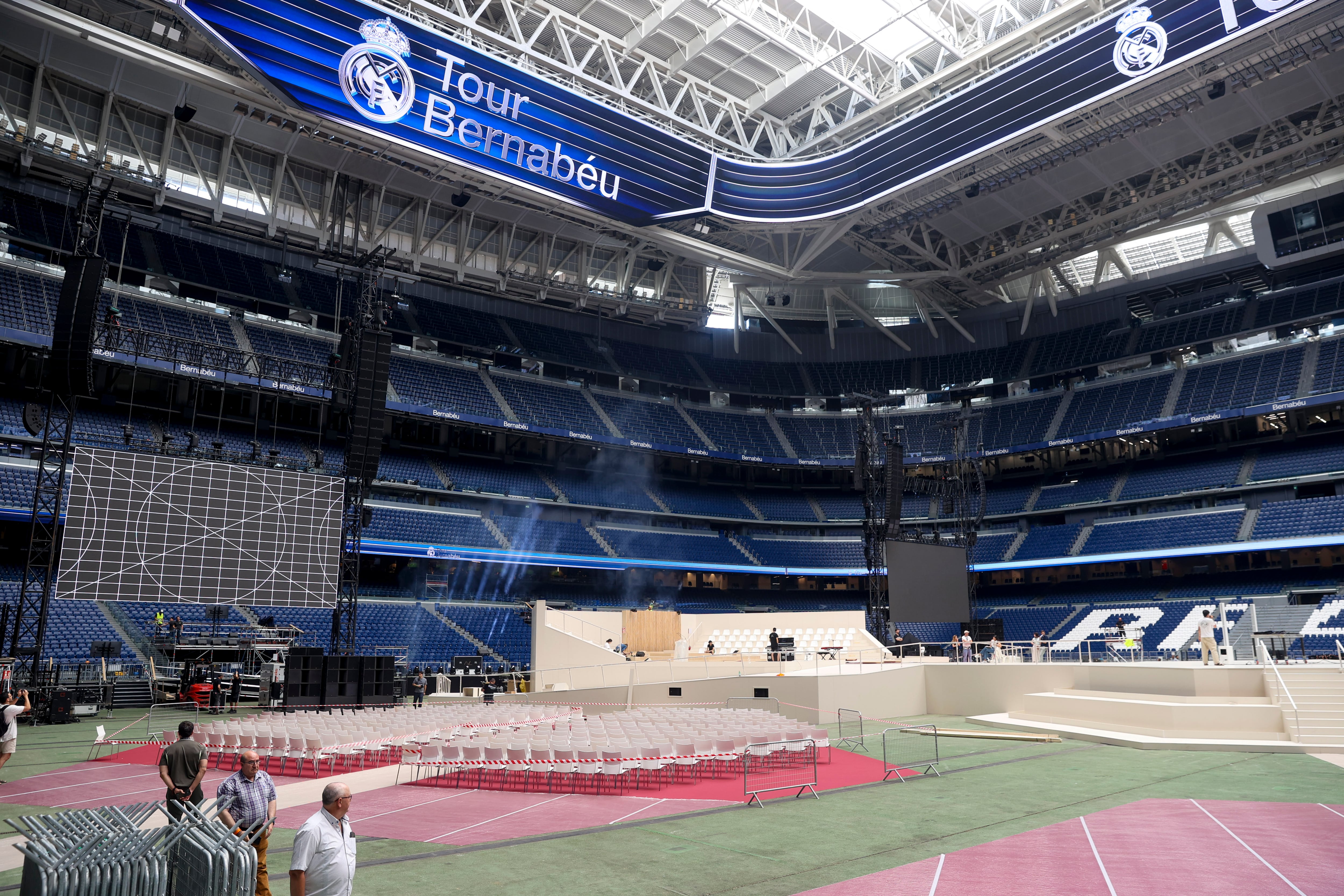 Preparativos en el Santiago Bernabéu para acoger al papa. (EFE/Victor Lerena)