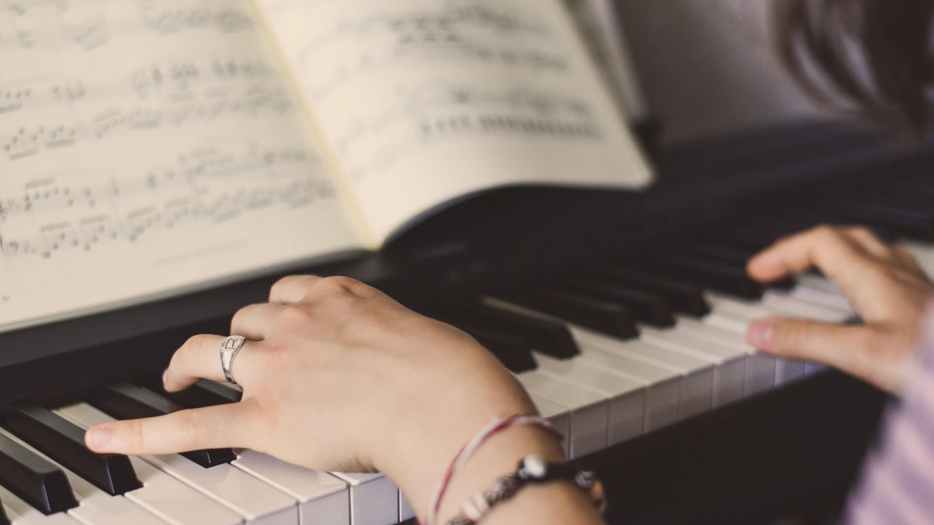 El Centro Cultural Puerta de Toledo ofrece un concierto de piano gratuito el sábado 24 de octubre, a las 19:30 horas. (Canva)