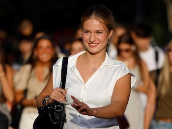 07/09/2026 La Princesa Leonor a su llegada a la Universidad Carlos III en su campus de Getafe este lunes para comenzar su grado de Ciencias Políticas.
En medio de una gran expectación mediática con la presencia de decenas de cámaras y fotógrafos, y mezclada entre el resto de estudiantes como si fuese una más. Así ha sido la llegada de la Princesa Leonor a la Universidad Carlos III este lunes 7 de septiembre minutos antes de las 9.00 horas para empezar su grado de Ciencias Políticas tras concluir el pasado julio sus tres años de formación militar en los Ejércitos de Tierra, Mar y Aire.
POLITICA EUROPA ESPAÑA SOCIEDAD