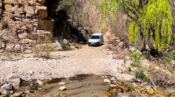 El youtuber contó que los caminos de acceso están en muy mal estado. Él tuvo que dejar su camioneta varios metros antes y continuar a pie