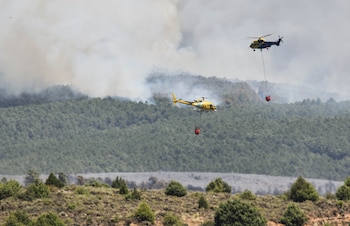 Medios aéreos trabajan en la extinción del incendio, a 17 de julio de 2026, en La Mierla, Guadalajara, Castilla-La Mancha (España). (Rafael Martín/Europa Press)