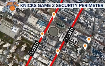 Vista aérea de una zona metropolitana con calles y edificios, mostrando líneas rojas y letreros "CLOSED" que indican un perímetro de seguridad alrededor de un estadio circular