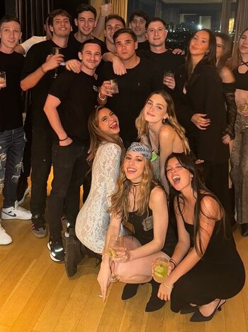 Juana Tinelli junto con un reducido grupo de amigos al momento de festejar sus 22 años