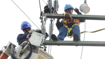 Los cortes programados responden a labores planificadas por las empresas distribuidoras, mientras que las fallas imprevistas pueden originarse por averías técnicas o daños en la infraestructura - Créditos: Andina.
