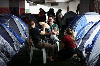 Una familia migrante filipina se