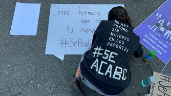 Una de las integrantes elabora