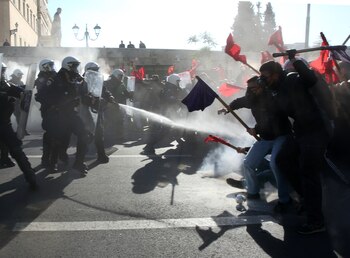 Los manifestantes se pelean con policías antidisturbios durante los enfrentamientos tras el final de una manifestación contra la nueva ley prevista, que permite el establecimiento de universidades privadas en el país, en Atenas, Grecia, el 01 de febrero de 2024.EFE/EPA/Orestis Panagistou