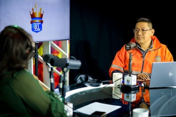 El subdirector de Protección Civil, Fermín Pérez, durante la entrevista en Radio YSKL, donde informó sobre las acciones institucionales ante la sequía en El Salvador (Cortesía: Secretaría de Prensa).