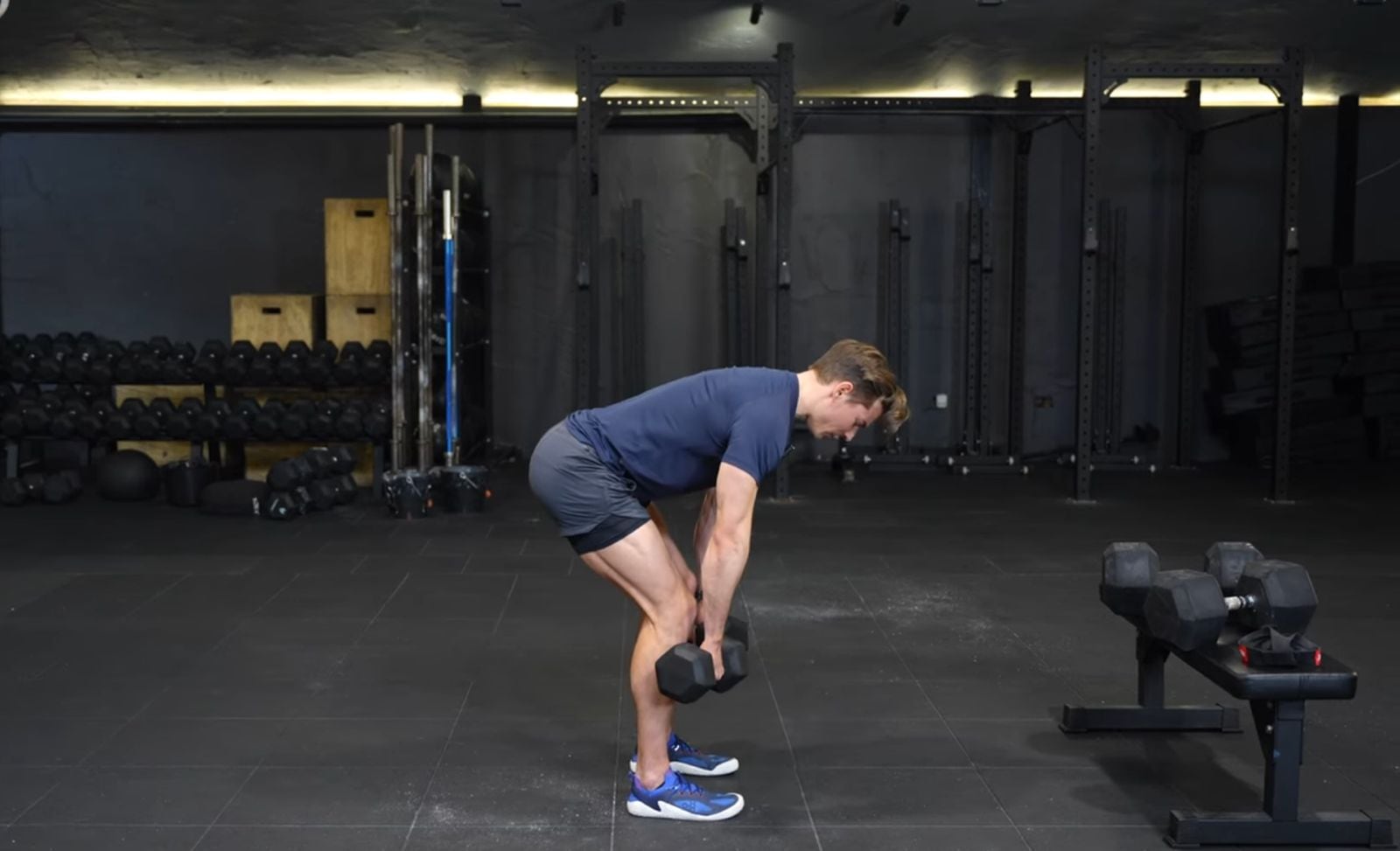 Los intervalos de descanso entre uno y tres minutos aseguran la recuperación adecuada en trabajos de fuerza máxima y volumen muscular (Captura de video: YouTube)