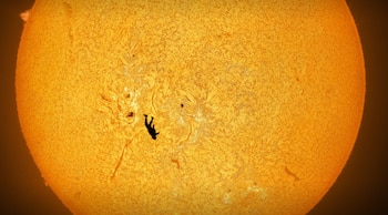 Un paracaidista recortado frente al