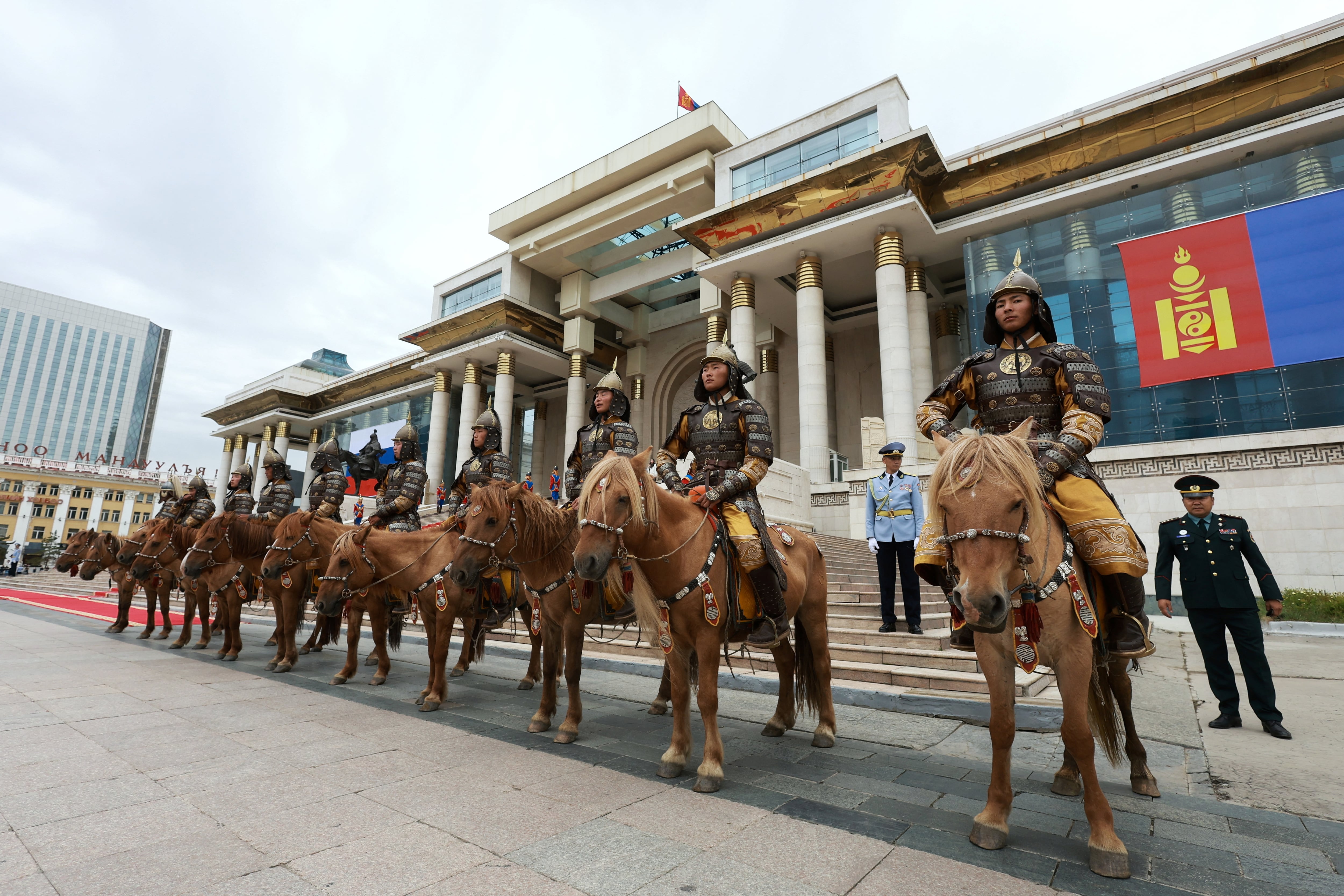 La guardia de honor a caballo recibe a Putin en Ulan Bator. (Sputnik/Vyacheslav Prokofyev/REUTERS)