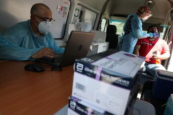 Un trabajador de la salud