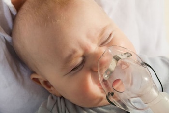 Profesionales de la salud atienden a niños con cuadros respiratorios en hospitales de Salta durante el pico de bronquiolitis