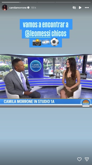 Camila Morrone sentada en una silla blanca durante una entrevista televisiva en un estudio. Un presentador la mira mientras ella sonríe; una pantalla de fondo muestra su nombre
