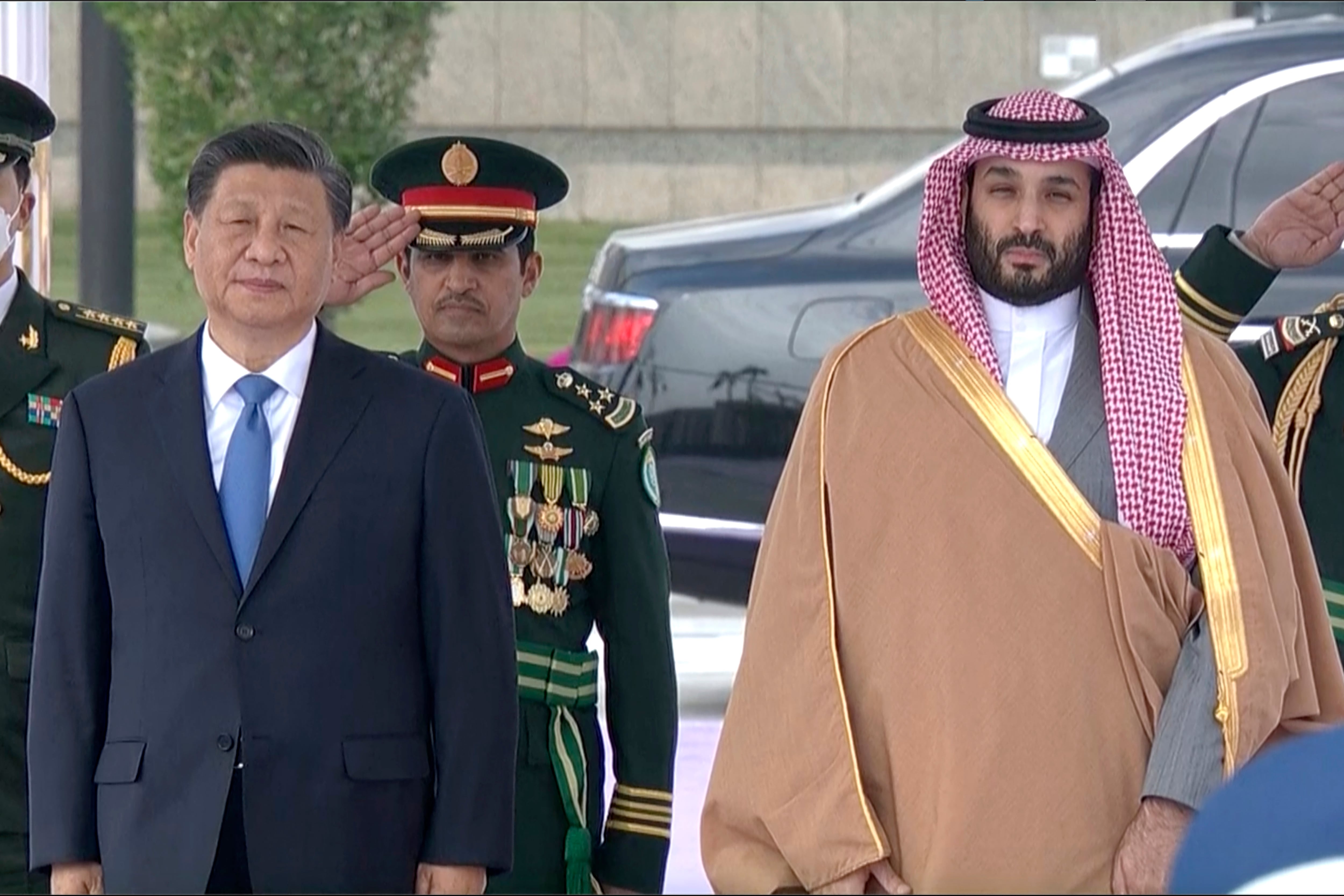 El presidente chino Xi Jinping camina junto a Mohamed bin Salman, príncipe saudí. (REUTERS/Sarah Meyssonnier/Pool/archivo)