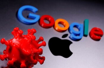 Ilustración fotográfica con un modelo de coronavirus impreso en 3D junto a los logos de Google y Apple. 12 abril 2020. REUTERS/Dado Ruvic