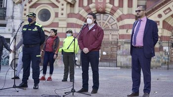 Las siete personas capturados señalados