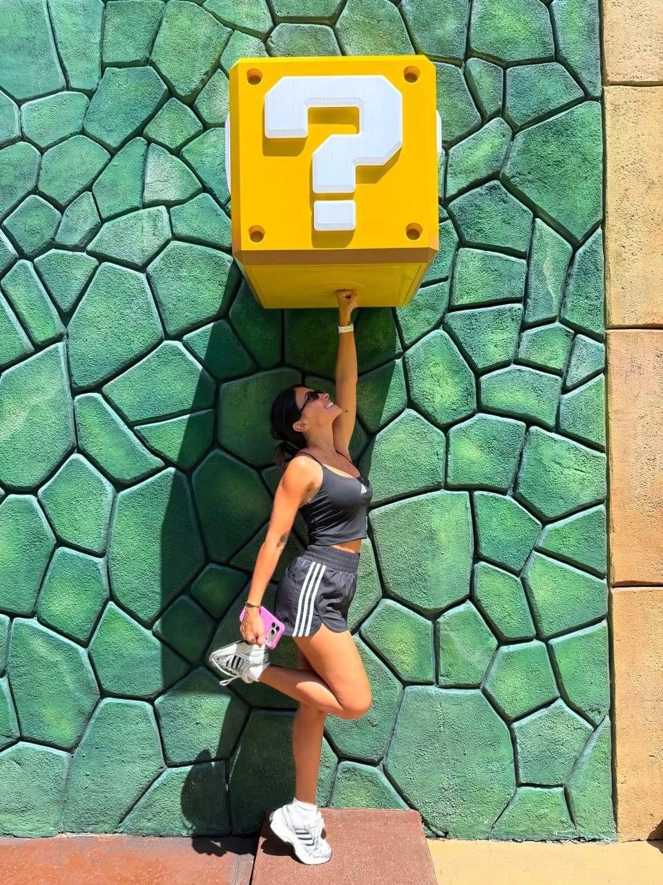 Antonela Roccuzzo compartió una imagen divertida de su recorrido por los parques de Orlando, posando junto al icónico bloque de interrogación del videojuego Super Mario Bros.