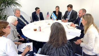 Mesa completa y Guzmán y