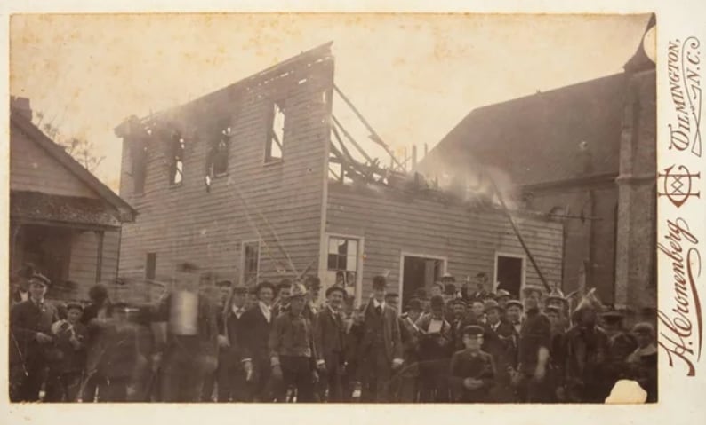 El incendio del principal medio afroamericano marcó el inicio de una campaña de terror que incluyó asesinatos y expulsión de familias negras (New Hanover County Public Library)
