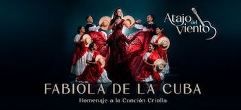 Fabiola de la Cuba canta con vestido rojo en el centro, rodeada por bailarines con trajes típicos y sombreros de paja sobre fondo oscuro