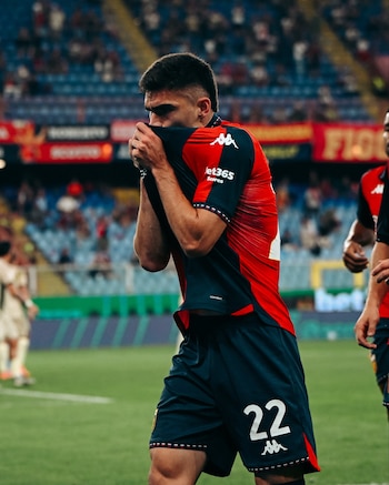 El defensa mexicano entró al minuto 80 y le otorgó al Genoa el recurso del juego aéreo en un partido donde dominaba la posesión pero sin claridad ofensiva. (X/ @GenoaCFC)