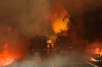 Los bomberos tratan de extinguir