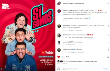 Tres personas apiladas posan con expresiones divertidas sobre un fondo rojo, con el logo de Zaca TV, el título 'SÍ SOMOS' y el horario de emisión