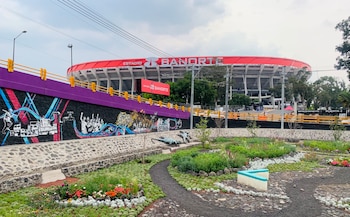 Los alrededores del Estadio Banorte experimentan intensos cambios por las renovaciones, protestas y presencia de símbolos oficiales, a escasas semanas del esperado partido entre México y Sudáfrica. (Foto: Raúl A. González/Infobae México)