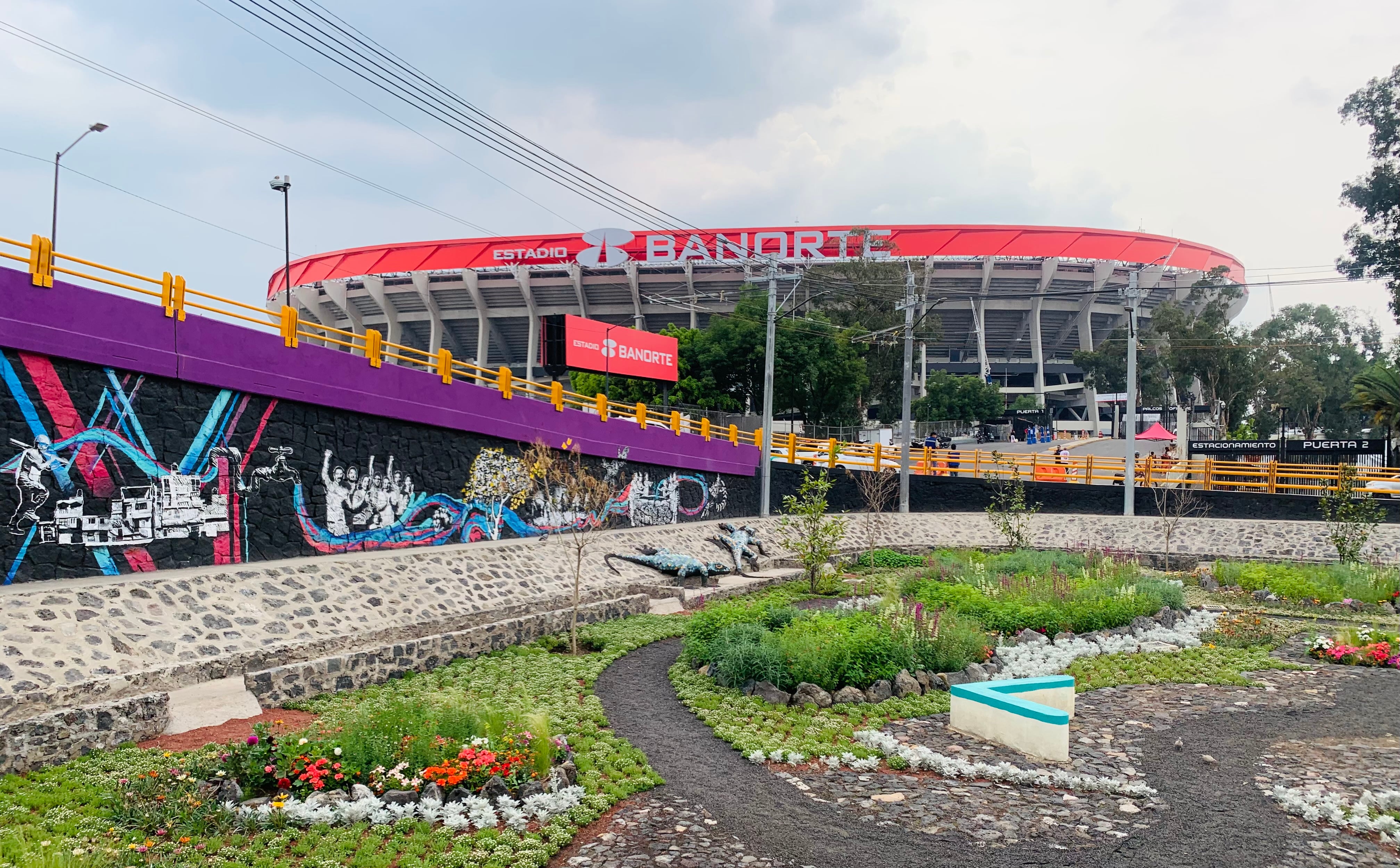 Los alrededores del Estadio Banorte experimentan intensos cambios por las renovaciones, protestas y presencia de símbolos oficiales, a escasas semanas del esperado partido entre México y Sudáfrica. (Foto: Raúl A. González/Infobae México)