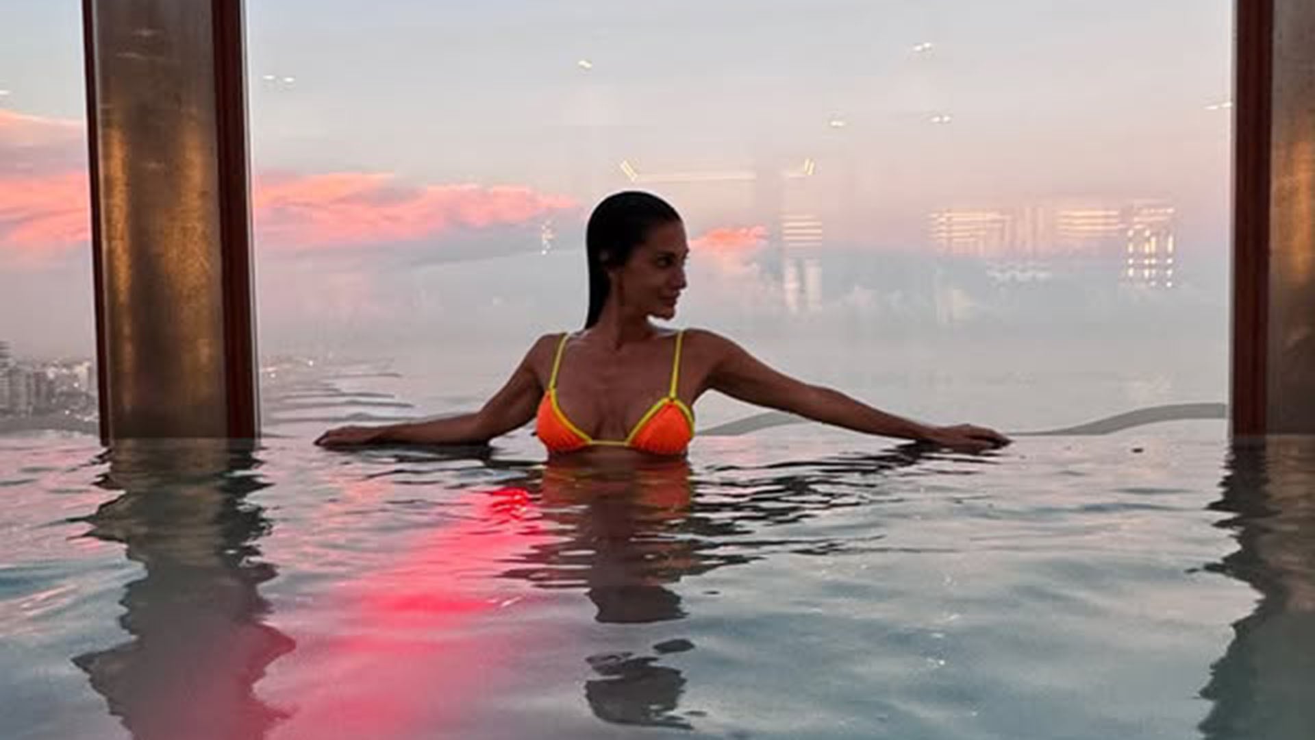 La artista comparte sus cuidados en la playa y destaca la importancia del cuidado de la piel bajo el sol de la costa marplatense